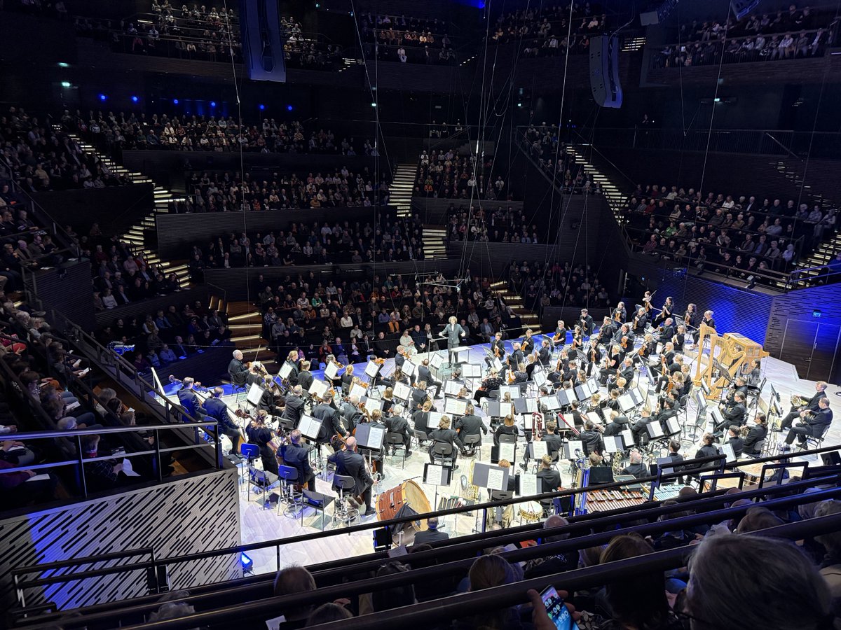 RSO:n konsertissa ensi kertaa livenä. Ainutlaatuista ja huikeaa ammattilaisuutta. Tällaiseen tarkoitukseen maksan veroja mielelläni 👍🎼#RSO