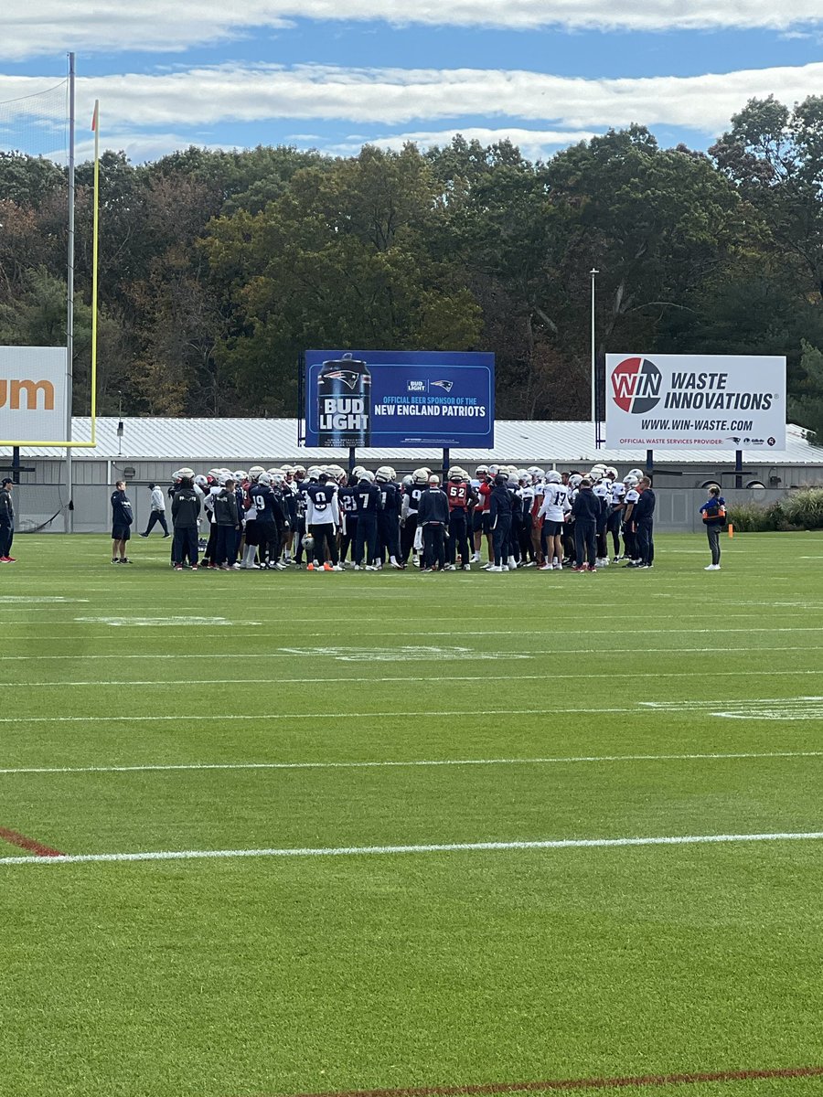 EDGE Anfernee Jennings (ankle), S Jaylinn Hawkins (hamstring), and RT Morgan Moses (hip) are present at #Patriots practice on Thursday. 

Still don’t see EDGE Harold Landry (ankle) and CB Charles Woods (knee). 