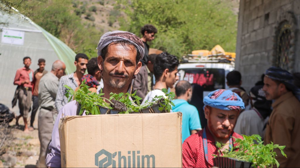 بمناسبة #اليوم_العالمي_للأغذية تحت شعار «يدًا بيد من أجل أغذية أفضل ومستقبل أفضل» 🌾

نلتزم في يمن أيد، يدًا بيد مع شركائنا والمجتمع، بدعم الأمن الغذائي وتعزيز سبل العيش من خلال:

🍛 توفير المواد الغذائية الإغاثية للأسر الأشد احتياجًا.
🍎 تزويد الطلاب والطالبات بالوجبات اليومية