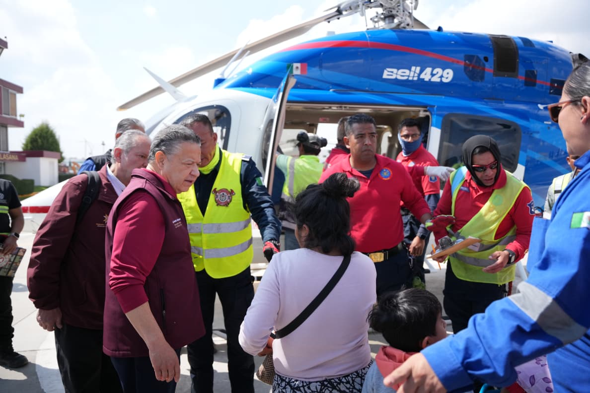 juliomenchaca_'s tweet image. En el Aeropuerto Juan Guillermo Villasana, seguimos atendiendo y coordinando los traslados de personas, así como el envío de víveres, insumos y medicamentos.
#HidalgoUnido
#PrimeroElPueblo