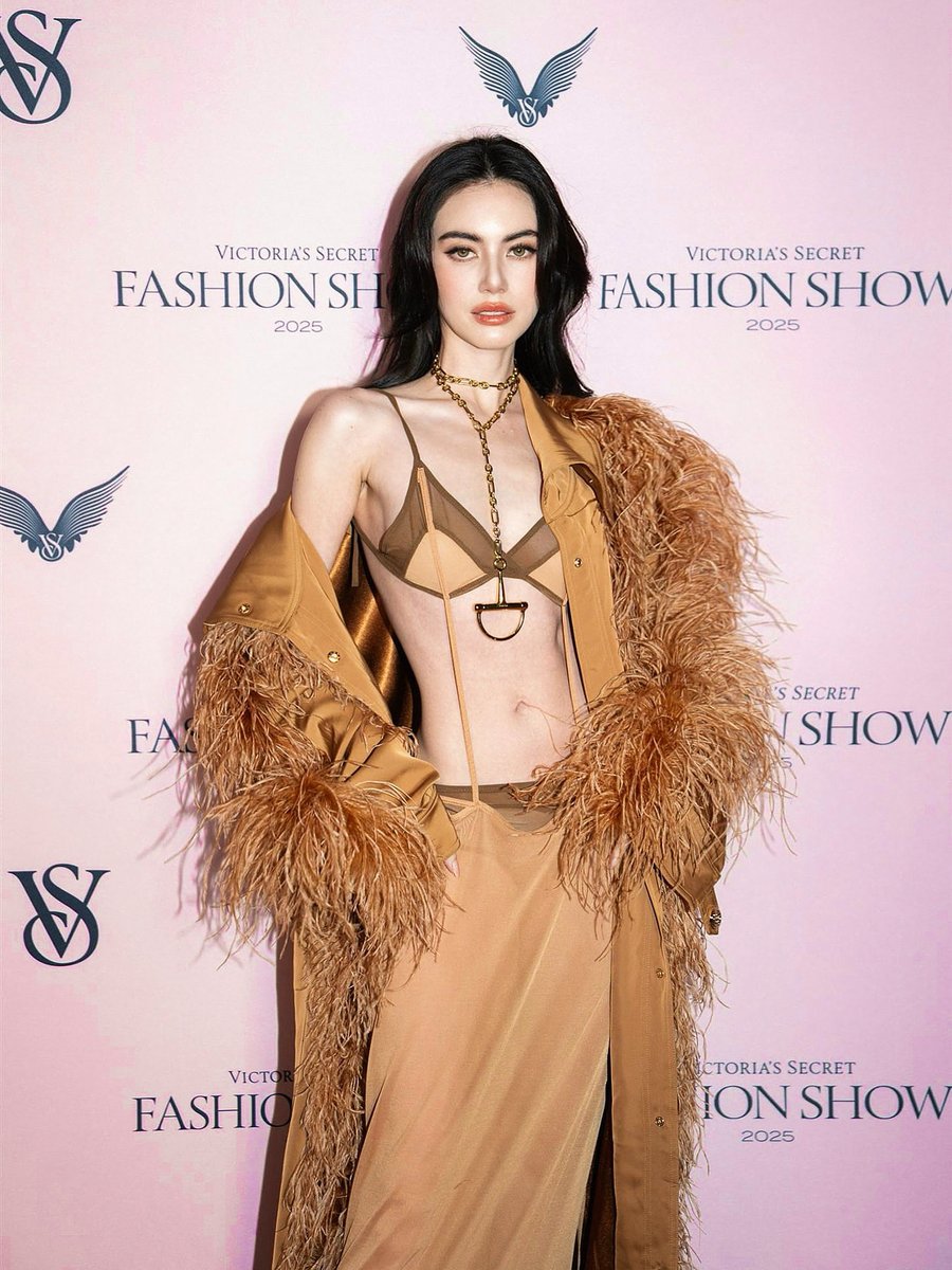 DavikaH's tweet image. I’m so happy this time that they’re invited me to the Victoria’s Secret fashion show because I’m such a big fan since I was young. It’s so inspiring. 
Now my next dream is to walk the runway 😝🪽 #davikah