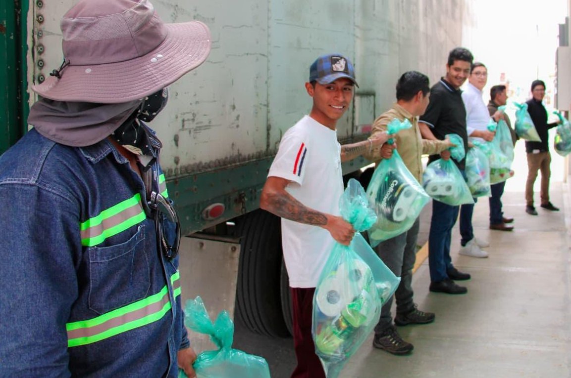 PoderNoticiaPue's tweet image. 💚 #Entérate Más de nueve toneladas de ayuda salen desde Huejotzingo rumbo a la Sierra Norte 🚛, coordinadas con el Gobierno del Estado para apoyar a familias en el albergue de Xicotepec. 🌽🤍
@Gob_Puebla @GobHuejotzingo
#Huejotzingo #SierraNortePuebla #PoderNoticiaPue…