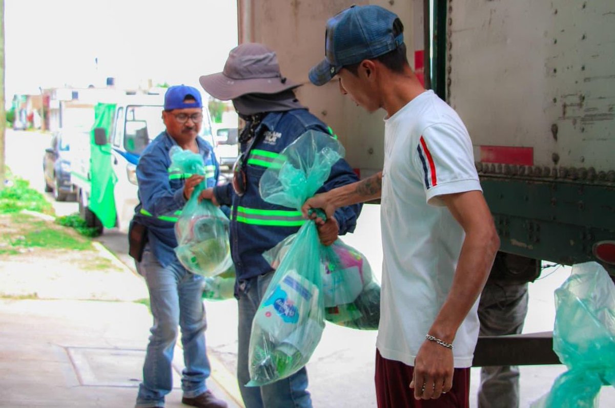 PoderNoticiaPue's tweet image. 💚 #Entérate Más de nueve toneladas de ayuda salen desde Huejotzingo rumbo a la Sierra Norte 🚛, coordinadas con el Gobierno del Estado para apoyar a familias en el albergue de Xicotepec. 🌽🤍
@Gob_Puebla @GobHuejotzingo
#Huejotzingo #SierraNortePuebla #PoderNoticiaPue…