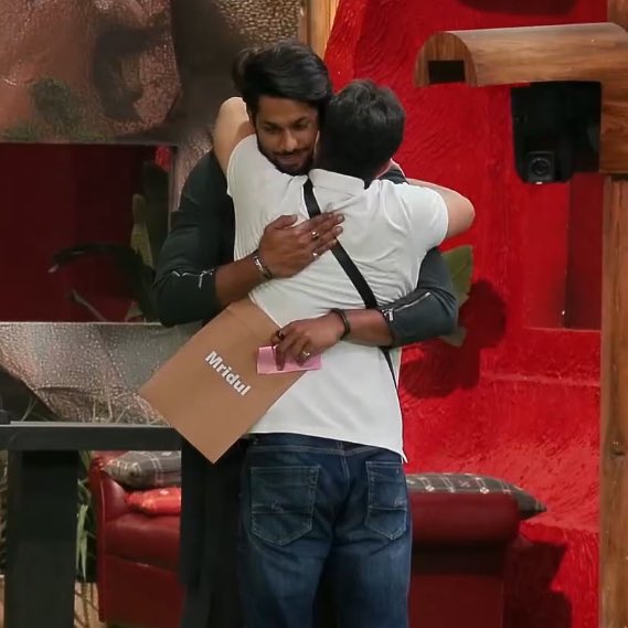 He could have shredded it cause mridul nominated him but he knows the value of family and emotions,kind-hearted softie❤️
#baseerali #biggboss19