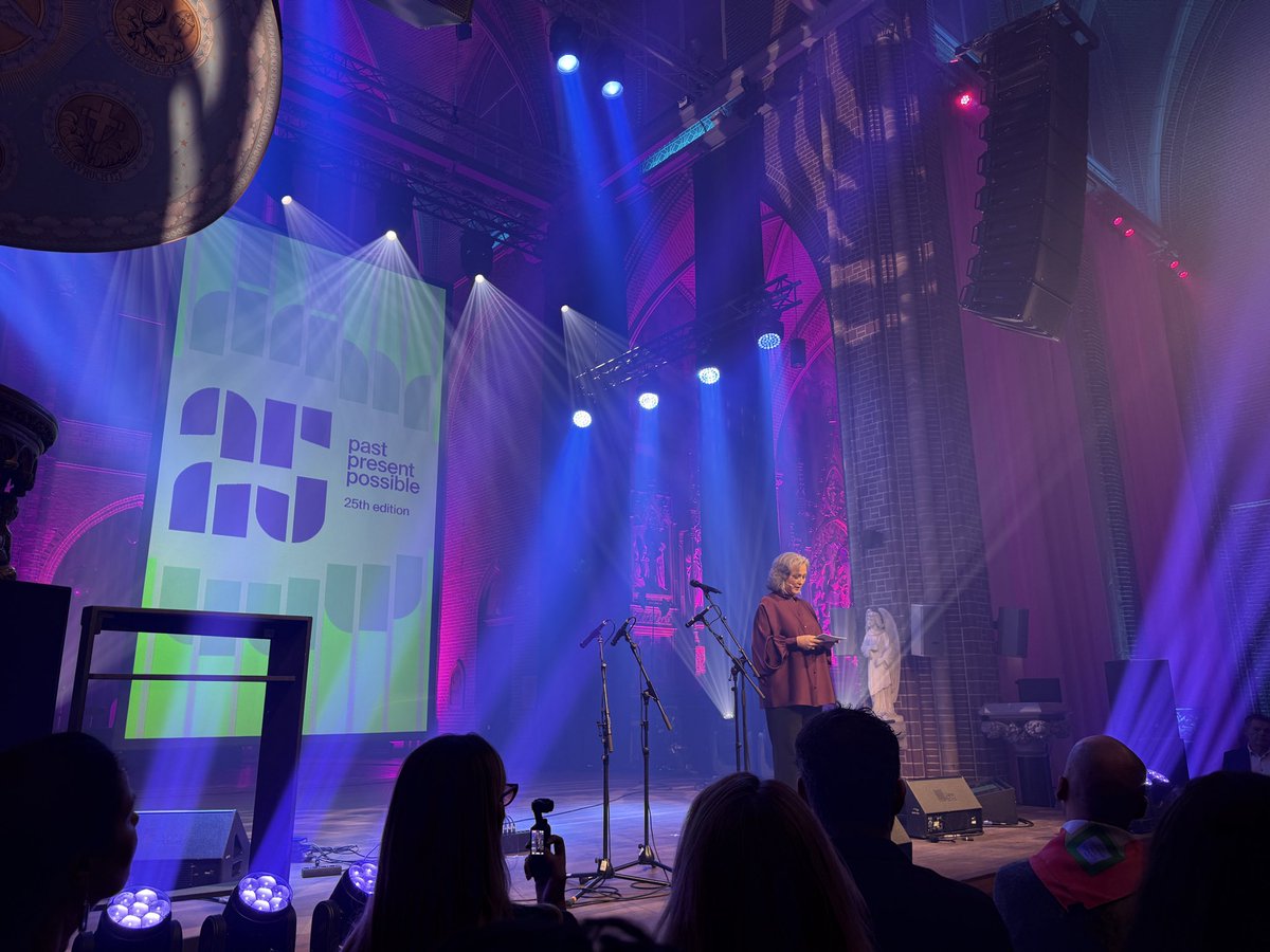sntr19861104's tweet photo. Dutch Design Week Opening Party
アイントホーフェンの教会で行われた出展者のみ入場可能な前夜祭。教会のライトアップや生バンドの演奏、何より楽しそうなデザイナーたち。最高。
#DutchDesignWeek
#DDW #Eindhoven #RightDesignInc https://t.co/wO8mK0Bg3J