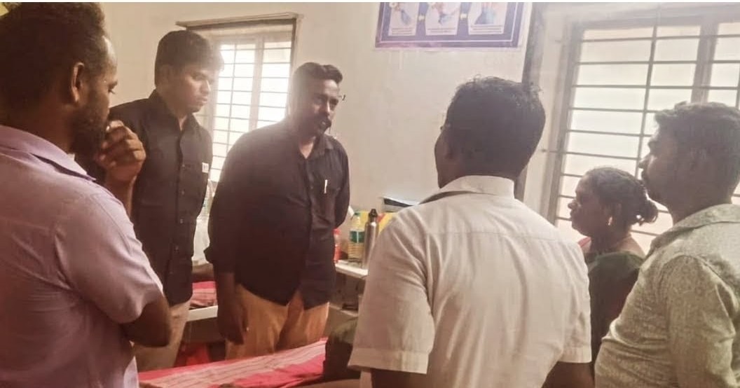 மலத்தை கையால் அள்ளவைத்த கொடூரம்.. #சேலம் மாவட்டம் #காடையாம்பட்டி வட்டம் #கொங்குப்பட்டி ஆதிதிராவிடர் சமூகத்தை சேர்ந்தவர் சுரேஷ். அவரது மகன் பவித்ரன் அவர்கள் இன்று காலை சாதி இந்து ரமேஷ் குத்தகைக்கு பயன்படுத்தி இவரும் காட்டில் மலம் கழித்துள்ளார்.

இதை கண்ட ரமேஷ் பவித்திரன் அவர்களை