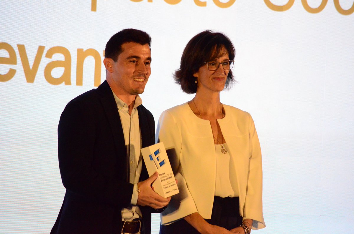 diariolaopinion's tweet image. 🏆 Premio Empresa +Impacto social, en colaboración con @EMUASA_Clientes. | Entrega el premio: Inmaculada Serrano, directora general de @EMUASA_Clientes. Recoge el premio: Jesús Hidalgo, jefe de fábrica de @estrellalevante.
#PremiosEmpresaAñoBSabadell
@BancoSabadell