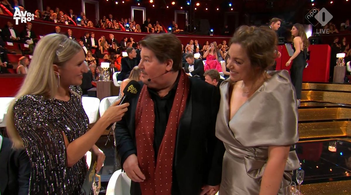 Ben normaal niet zo'n Britt Dekker fan, maar wat is ze in vorm vanavond. Alleen al hoe ze Martijn Krabbé op de meest respectvolle manier mogelijk spreekt. Props. #Televizierring