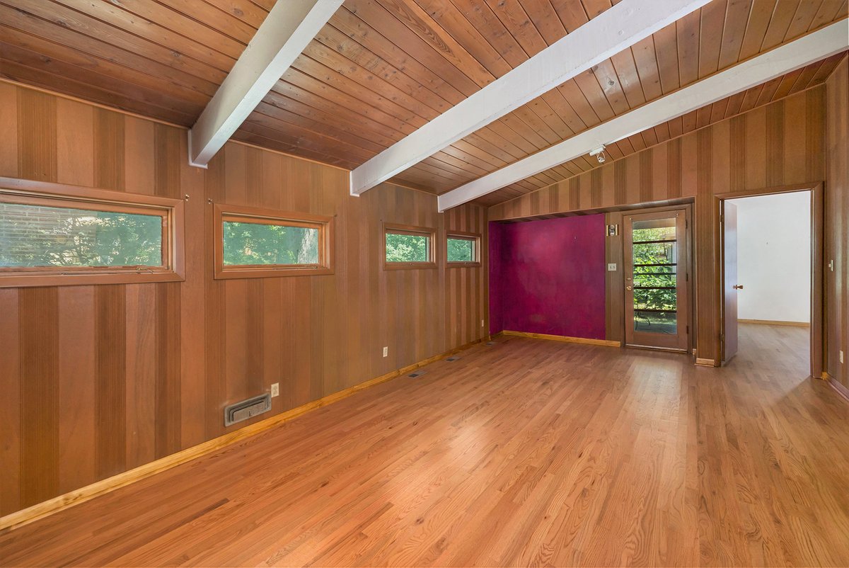 ChrisCollinsKC's tweet photo. Second chance to snag this Drummond Mid-Century Modern!

Here’s your golden opportunity to bring a true architectural gem back to life!

1100 W 88th Street, Kansas City, MO 64114
3 Bedrooms + 2 Bathrooms+ 1660SF
$269K https://t.co/2VUe6w34Ri