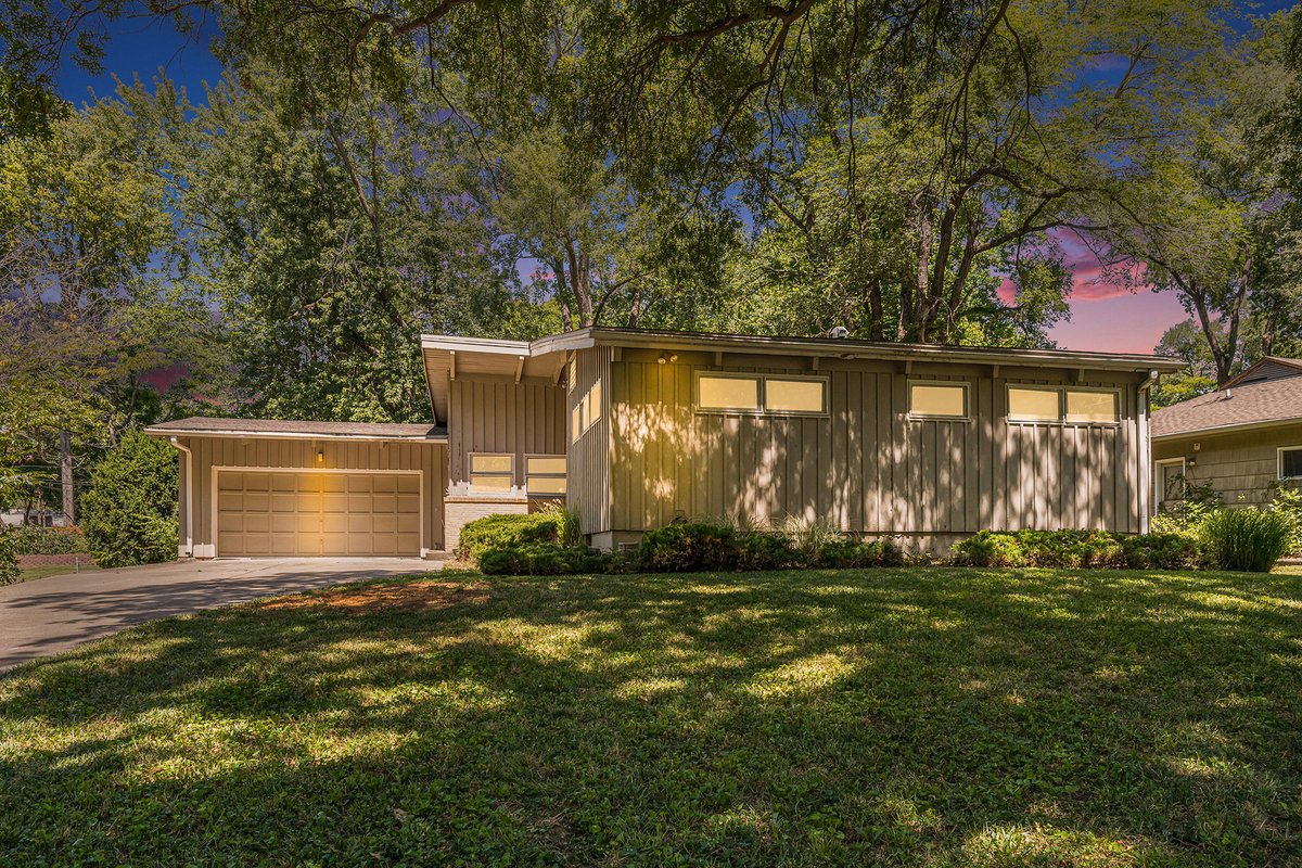 ChrisCollinsKC's tweet photo. Second chance to snag this Drummond Mid-Century Modern!

Here’s your golden opportunity to bring a true architectural gem back to life!

1100 W 88th Street, Kansas City, MO 64114
3 Bedrooms + 2 Bathrooms+ 1660SF
$269K https://t.co/2VUe6w34Ri