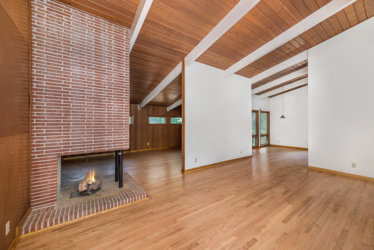 ChrisCollinsKC's tweet photo. Second chance to snag this Drummond Mid-Century Modern!

Here’s your golden opportunity to bring a true architectural gem back to life!

1100 W 88th Street, Kansas City, MO 64114
3 Bedrooms + 2 Bathrooms+ 1660SF
$269K https://t.co/2VUe6w34Ri