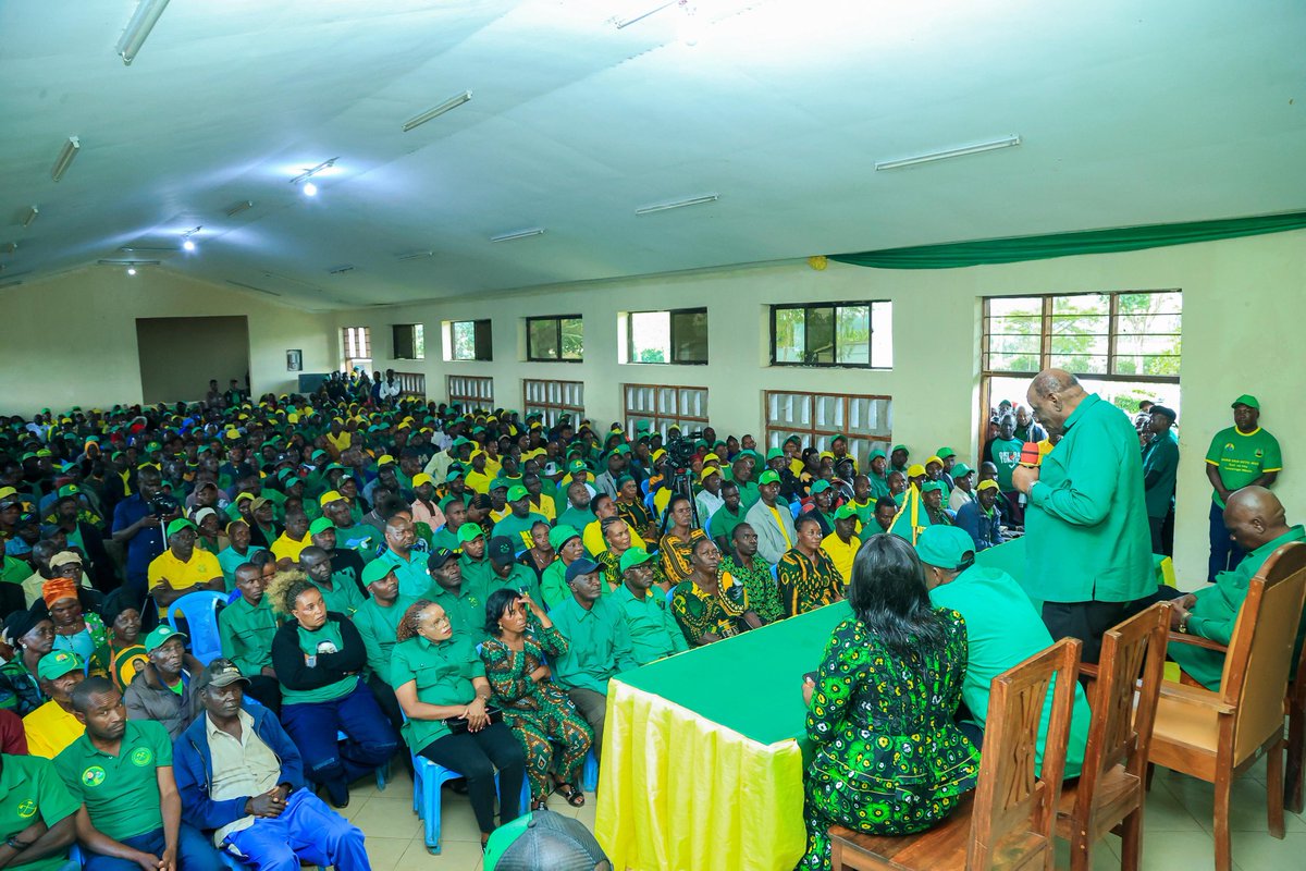 ccm_tanzania's tweet photo. WASIRA: VIJANA MSIKUBALI 
KUTUMIKA KUHARIBU NCHI 

*Asisitiza wananchi wajitokeze kwa wingi kupiga kura nchi ipo salama

NA MWANDISHI WETU, TARIME

MAKAMU Mwenyekiti wa Chama Cha Mapinduzi (CCM) Tanzania Bara, Stephen Wasira, amewataka vijana kukataa kutumika kwa maslahi ya wengine wenye nia ovu, huku akiwahakikishia wananchi kuwa uchaguzi mkuu wa Oktoba 29, mwaka huu utafanyika kwa amani na salama.

Amesema yapo baadhi ya mashirika ya kimataifa yanatamani kuona amani iliyopo inavurugika, lakini hawatafanikiwa kwa kuwa Chama kimesimama imara kulinda amani, umoja na mshikamano wa Watanzania.

Wasira ameyasema hayo kwa wakati tofauti leo Oktoba 16, 2025 alipokuwa akizungumza na viongozi wa CCM wakiwemo wa mashina katika vikao vya ndani vilivyofanyika Tarime mjini na vijijini, wilayani Tarime Mkoa wa Mara.

"Nataka niwaambie Watanzania uchaguzi utafanyika tarehe 29 tena kwa amani, na yule ambaye anaota amani itapotea anapoteza wakati wake, kwa sababu CCM bado tunashikilia dola, amani itakuwa tele, waambieni wapigakura hakuna mtu atakayefanya chochote.

Amesema yapo baadhi ya mashirika ya kimataifa yasiyotaka kuona amani inaendelea kuwepo nchini na yapo tayari kutoa fedha kuvuruga utulivu wa Watanzania. 

"Yapo baadhi ya mashirika ya kimataifa yana matatizo na mengine hayataki kuona amani ya nchi yetu, yapo tayari kutoa fedha ili amani itoweke," amesema.

Aidha, Wasira amewataka vijana wakatae kutumika kuleta vurugu kwa kuwa ustawi wa maendeleo yao na nchi kwa ujumla unategemea amani na utulivu.

== ==