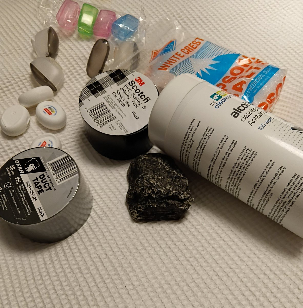 KiwiBiohacker's tweet image. October 17: I've started clearing out the bathroom and laundry for the #minimalistgame today.
Lots of toothbrush covers and samples of floss, plus extras of tape we'll never use and some other bits and pieces.
All going, and won't be missed.
#declutter #simplify