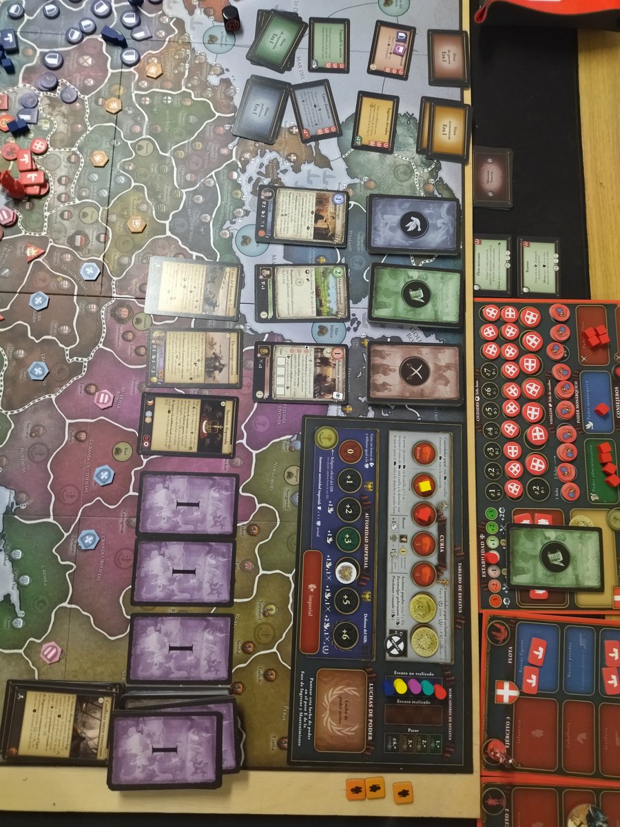 Continuamos con #EuropaUniversalis de <a href="/NACWargames/">NAC Wargames</a> en <a href="/enclavedejuego/">Asociación Enclave de Juego</a> .

Durante esta ronda se sucedieron debacles, plagas, herejías. Curiosa la condición de victoria, donde siempre estás en el punto de mira del resto.

#bgg #boardgames #wargames #juegosdemesa #Oviedo