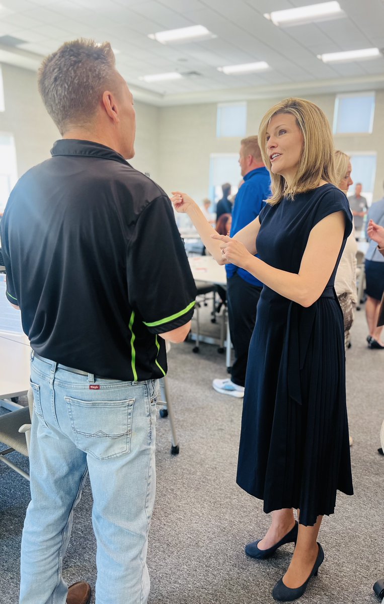 Comp_Nieshalla's tweet image. Today’s meeting with @NCHCChamber members was one of great engagement &amp;amp; thoughtful discussion! Not only did I have the opportunity to highlight Indiana’s solid financial standing, but we also heard from two outstanding students at Heartland Christian School! #AtYourService