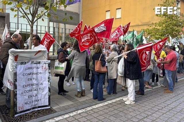Los sindicatos han exigido este jueves que el tiempo trabajado para la administración vuelva a puntuar en las oposiciones en Cantabria.

Unas 250 personas, según los convocantes, se han concentrado ante la sede del Gobierno autonómico para reclamarlo.

📷Kike Serrano
