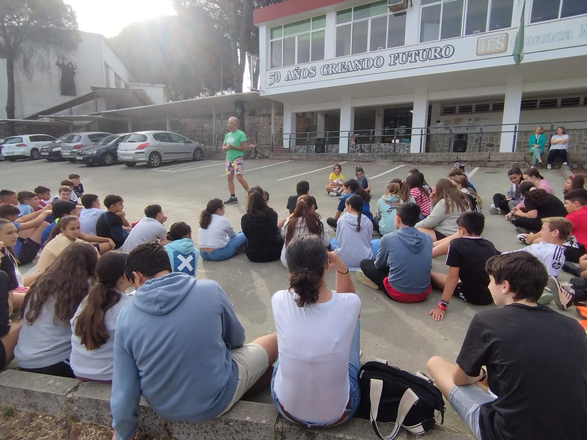 ⛵🕺 𝗖𝗨𝗘𝗡𝗧𝗔𝗖𝗨𝗘𝗡𝗧𝗢𝗦 𝗣𝗢𝗥 𝗟𝗔 𝗛𝗜𝗦𝗣𝗔𝗡𝗜𝗗𝗔𝗗 | Conocemos un poquito más sobre las expresiones, anécdotas y curiosidades de los viajes colombinos con un divertido (y muy bailable) cuentacuentos, al que han asistido los grupos de 1º y 2° de ESO.  💯💯
#12octubre