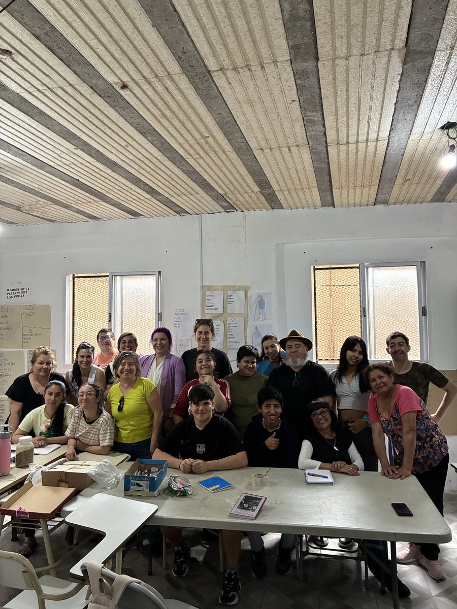 ✨ Jornada especial en el Taller Cristo de los Villeros, Capilla de Caacupé (Barracas), junto a Grug Muse.

Gracias a Lili Segovia y a las profes del PAEByT por su enorme trabajo y compromiso.
💫 La poesía también vive en estos espacios de encuentro y comunidad.

#VaPoesía2025 📚