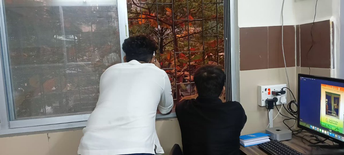 Shailendra_lfp's tweet image. Struggle behind the Click. 6 pm at the office as we wrap up the day.
