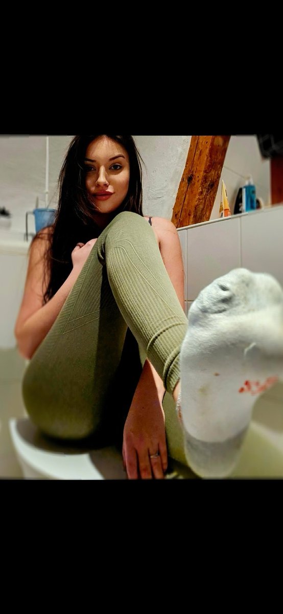 Wie gerne würdest du jetzt meine dreckigen,verschwitzten Söckchen ins Maul gestopft bekommen 🫦aber dazu musst du Nutzvieh dich erstmal beweisen 🫰Spreiz die Zahlspalte schön weeeit 💁‍♀️🔥
FinDom Geldherrin Paypiggies Zahlsklave Femdom Moneydom Goddess