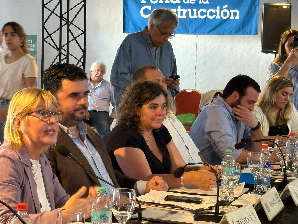Prosiguiendo con las audiencias pautadas para la jornada, los intendentes reciben a la ministra de <a href="/MSPUruguay/">Ministerio de Salud Pública – Uruguay</a>  <a href="/LustembergC/">Cristina Lustemberg</a>  acompañada por el director de <a href="/ASSEcomunica/">ASSE</a> <a href="/DanzaAlvaro/">Alvaro Danza</a>  quienes presentan "Salud y territorio". La política pública como construcción integrada.