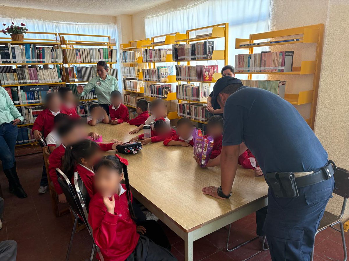 sspdgo's tweet image. a través del Mando Único, donde les ofrecieron pláticas informativas de prevención del Bullying, valores, y actividades lúdicas, todo esto con el esquema nombrado “Mi Amigo El Policía”. #DurangoSeguroRespetuosoyEnPaz #SeguridadResponsabilidadCompartida #SSPDgo.