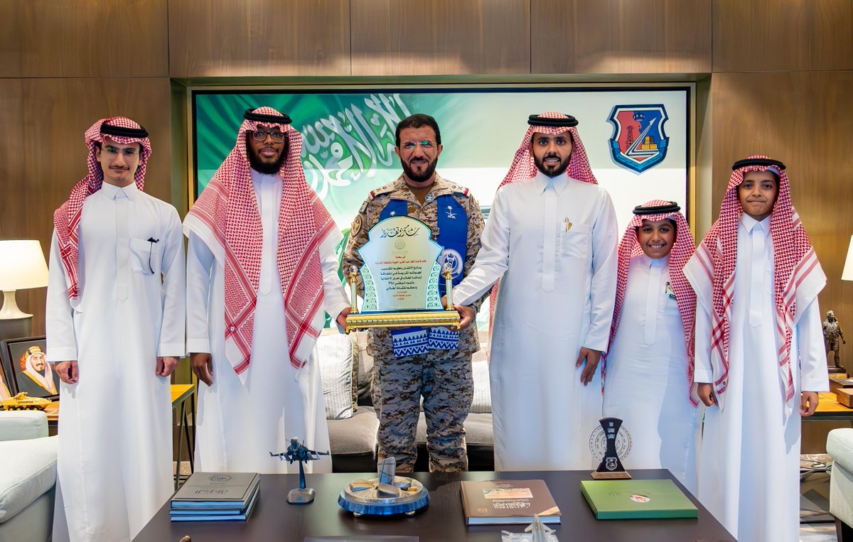 kfupm_schl's tweet photo. نظمت إدارة #مدارس_الجامعة لعدد من طلابها زيارة إلى معرض #اليوم_الوطني_السعودي95 في قاعدة الملك عبد العزيز الجوية بالظهران.
التقى خلال الزيارة قائد القاعدة بوفد المدارس، وقدم لطلابنا توجيهات عن أهمية العمل الوطني ودور القوات المسلحة. 🇸🇦🤍
#حيث_يصنع_العظماء https://t.co/xvx7QCALW8