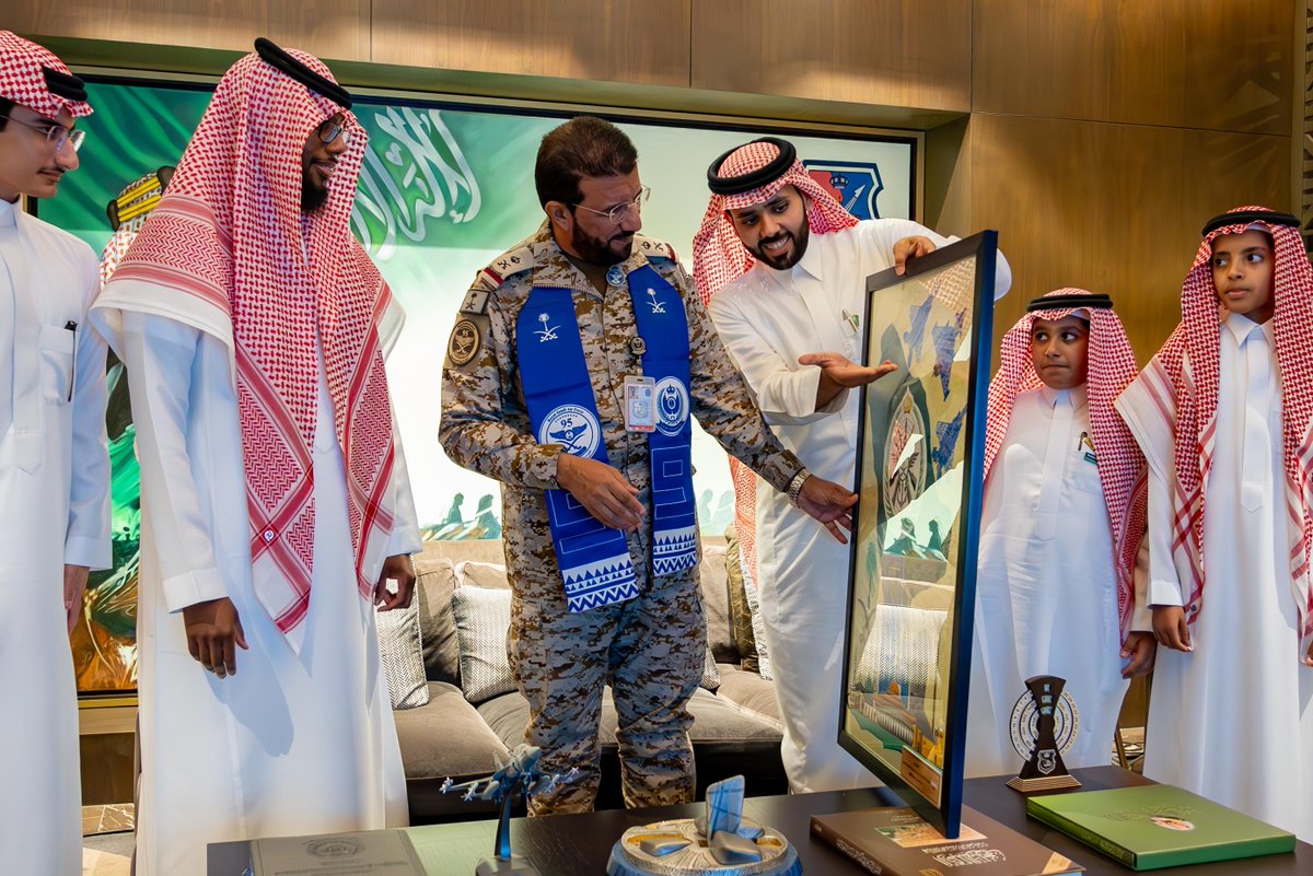 kfupm_schl's tweet photo. نظمت إدارة #مدارس_الجامعة لعدد من طلابها زيارة إلى معرض #اليوم_الوطني_السعودي95 في قاعدة الملك عبد العزيز الجوية بالظهران.
التقى خلال الزيارة قائد القاعدة بوفد المدارس، وقدم لطلابنا توجيهات عن أهمية العمل الوطني ودور القوات المسلحة. 🇸🇦🤍
#حيث_يصنع_العظماء https://t.co/xvx7QCALW8