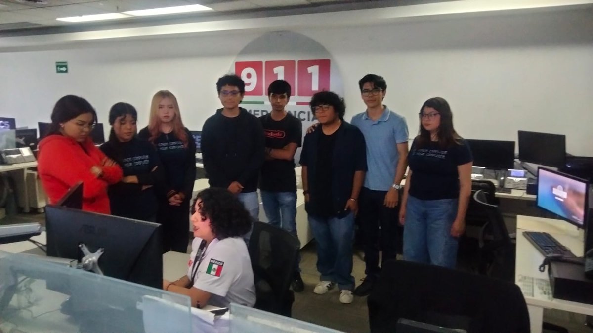 sspdgo's tweet image. #DurangoRenace Alumnos de Ingeniería en Redes y Telecomunicaciones de la Universidad Politécnica de Durango recorrieron el C5, conociendo las áreas del 9-1-1 y la labor del videomonitoreo en la prevención del delito. #SSPDgo