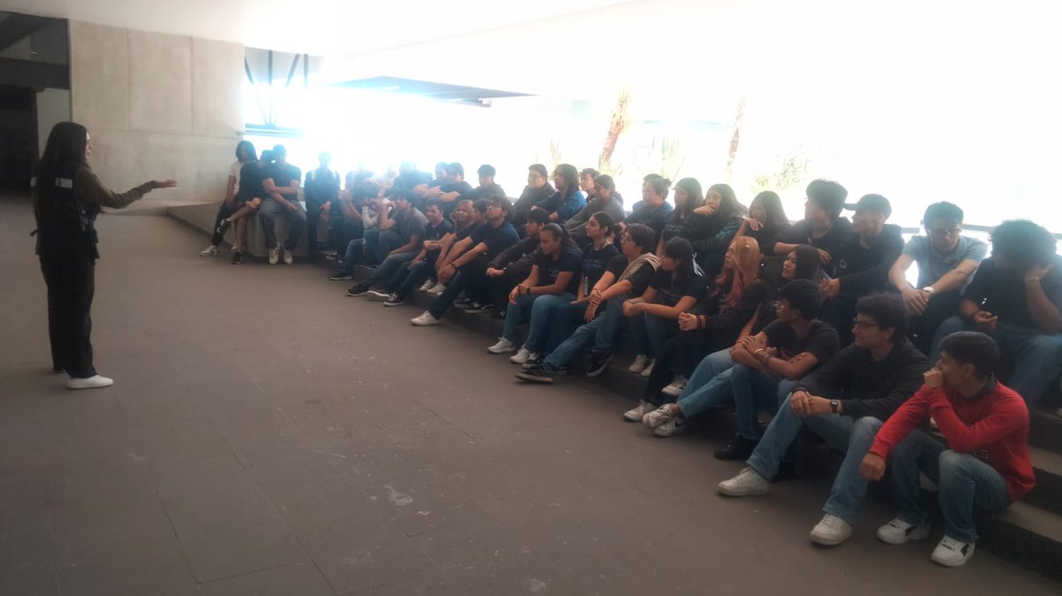 sspdgo's tweet image. #DurangoRenace Alumnos de Ingeniería en Redes y Telecomunicaciones de la Universidad Politécnica de Durango recorrieron el C5, conociendo las áreas del 9-1-1 y la labor del videomonitoreo en la prevención del delito. #SSPDgo