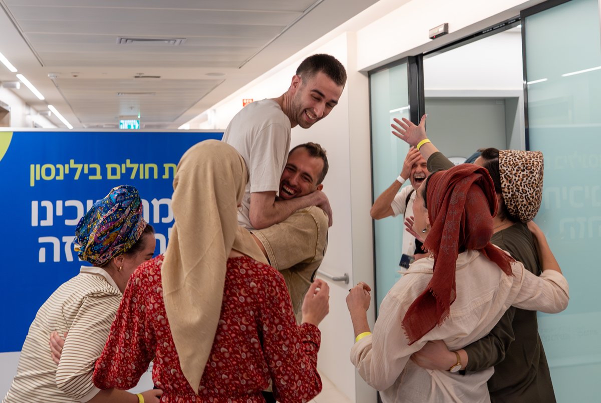 IsraelPodcast's tweet image. Photos show returning hostage Avinatan Or welcomed by his family upon arrival at Beilinson Hospital. #HostagesReturn #OperationReturningHome #Israel