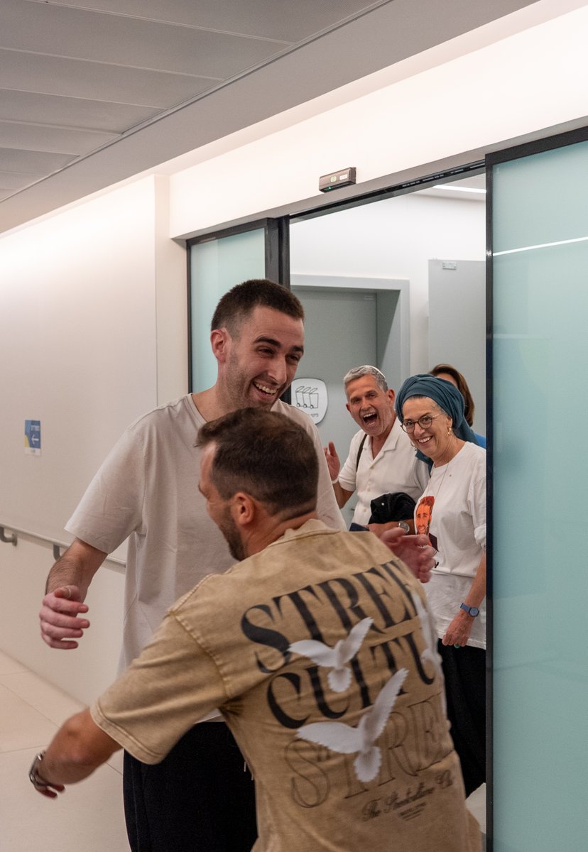 IsraelPodcast's tweet image. Photos show returning hostage Avinatan Or welcomed by his family upon arrival at Beilinson Hospital. #HostagesReturn #OperationReturningHome #Israel