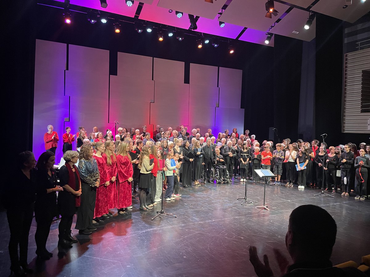 Ce midi, dans le cadre d’un échange avec le conservatoire de Laval, on a eu le privilège d'accueillir au sein de la chapelle un petit concert d'une chorale danoise.
Exceptionnel !
Ils ont rejoué ce soir au Quarante et c'était formidable :
crd.agglo-laval.fr/concert-dans-l…