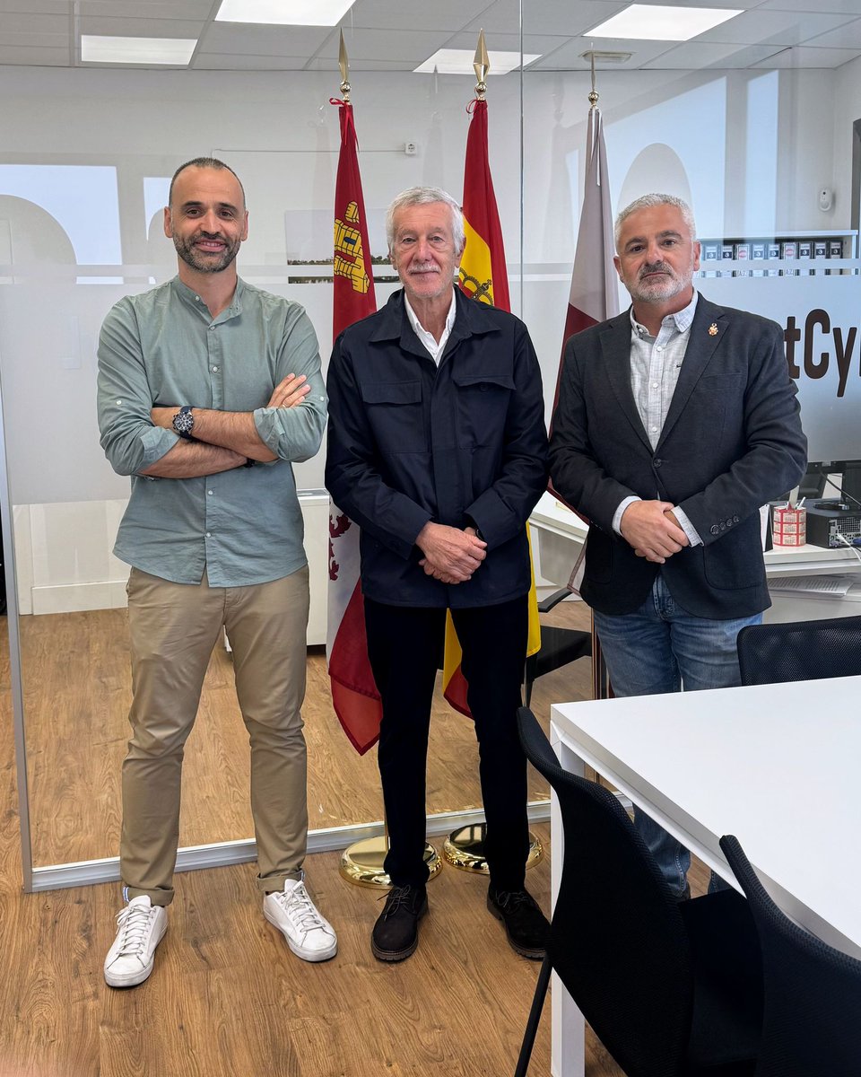 PLechugaMallo's tweet image. 🤝 Llevo ya algún tiempo colaborando con @avtcyl, pero nunca había visitado su sede. Y por fin esta semana he estado allí junto al fotoperiodista Fidel Raso para filmar unas escenas del documental 'Memoria revelada'. 📽