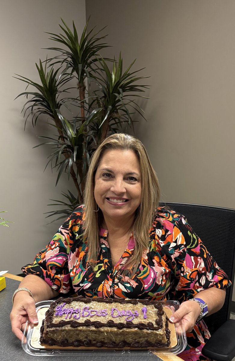 Happy Boss’s Day, KB!!!💐 Team Hanna is so Lucky to have the Best Boss Ever!🤗 We appreciate everything you do for our Team! Enjoy your day! #GoodeCoCantina🌶️ #GermanChocolateCake🎂 #KendraScott🎁 #HappyBossDayKB🎊 #HannaTeam💜 #CourtReporting