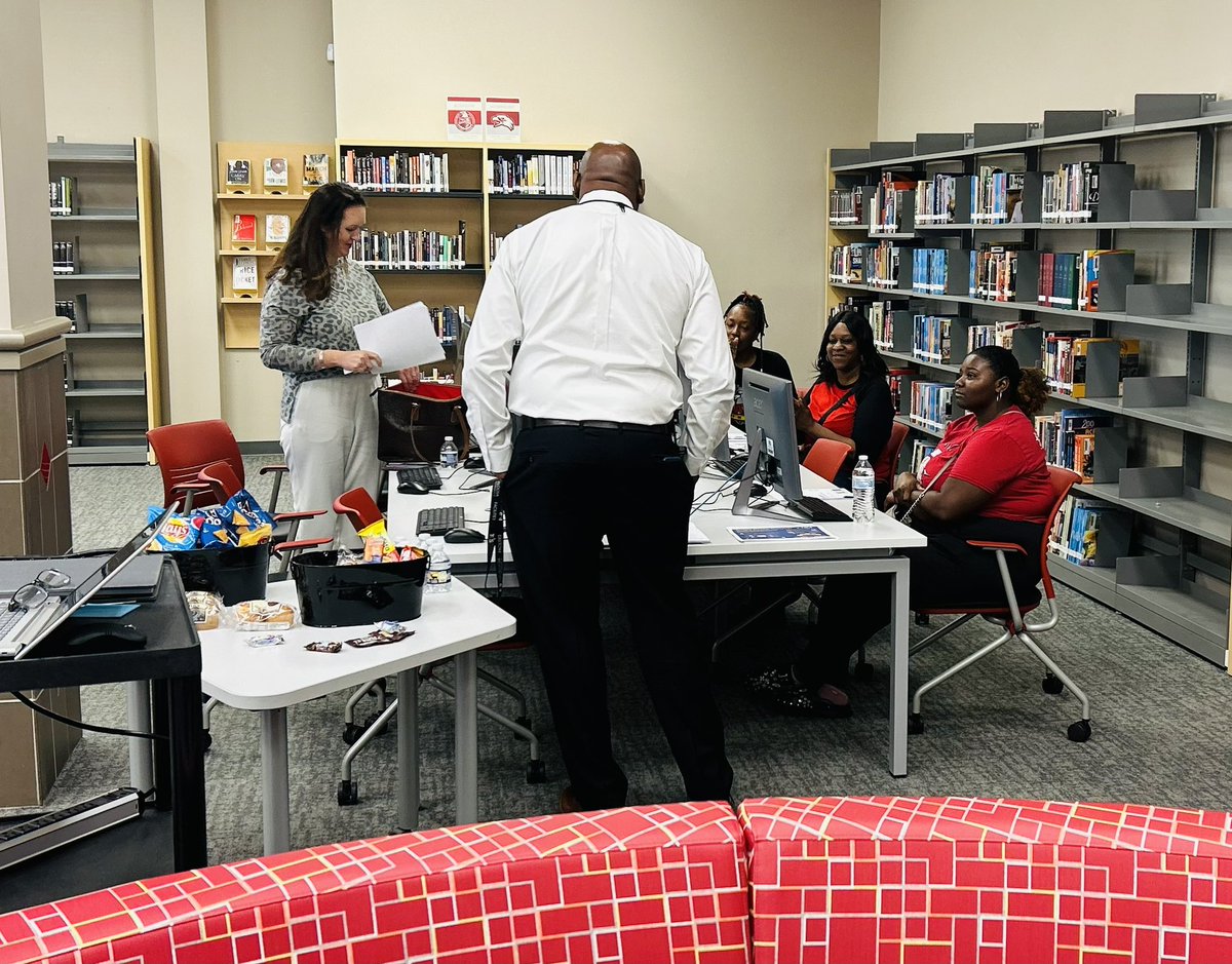 DegaSuper's tweet image. Y’all, try spending a day with @TCSBoardofEd  Dr. Thomas Jones, principal at #TheCentralHighSchool I think we walked 2 miles, met with the @SisterCitiesInt group, the @UAEarlyCollege @sheltonstate gave examples during a history lesson, greeted parents &amp;amp; still had time for lunch.