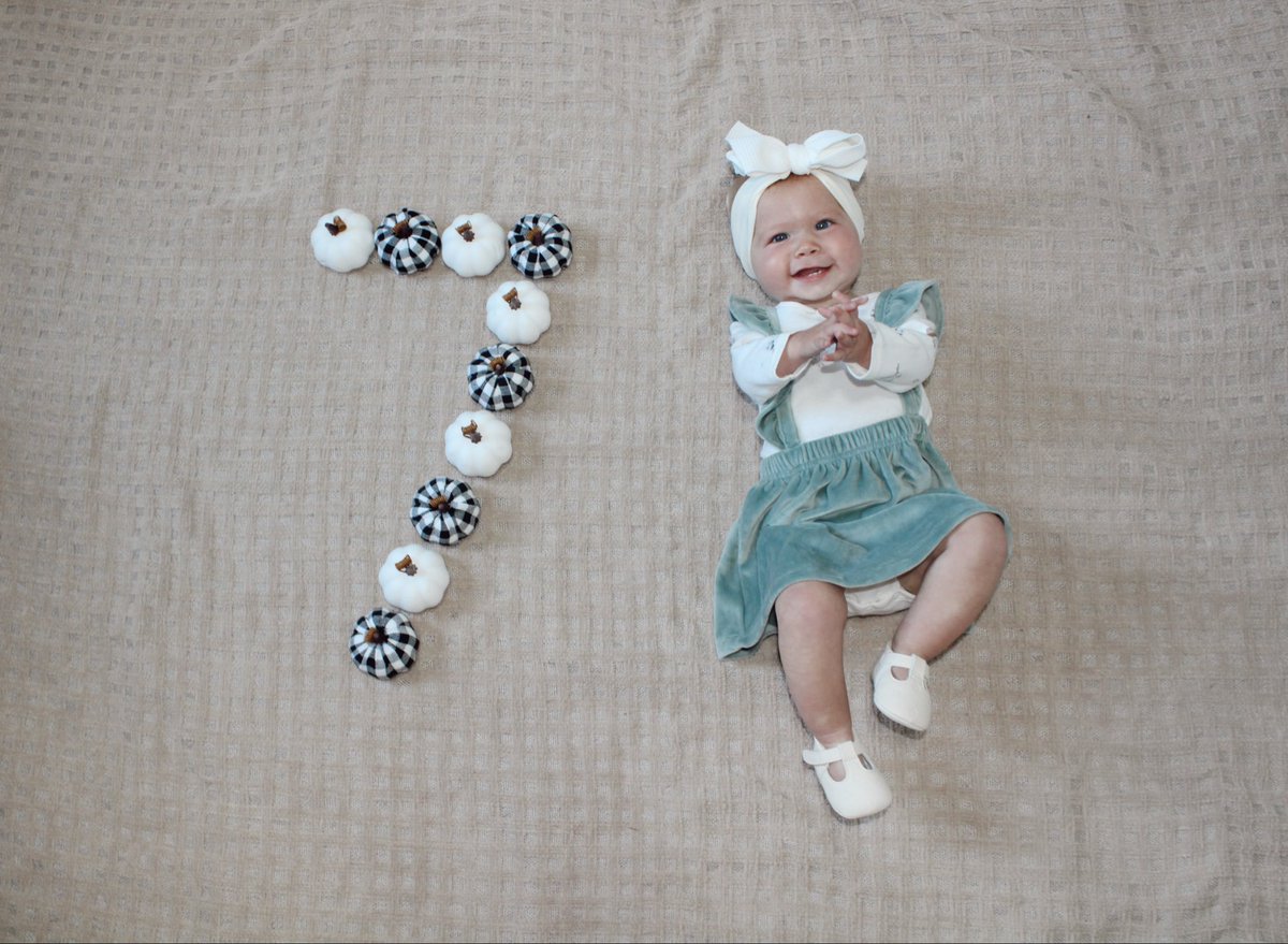 🎀SEVEN MONTHS🎀

This month Rawlings…

⭐️ started drinking water
⭐️ started sitting up on her own
⭐️ learned her name
⭐️ picked her first pumpkin
⭐️ celebrated daddy’s birthday