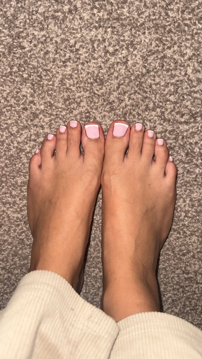 rhollandd123's tweet photo. @FeetFinder Mine are perfect https://t.co/9BnAAP8kJJ