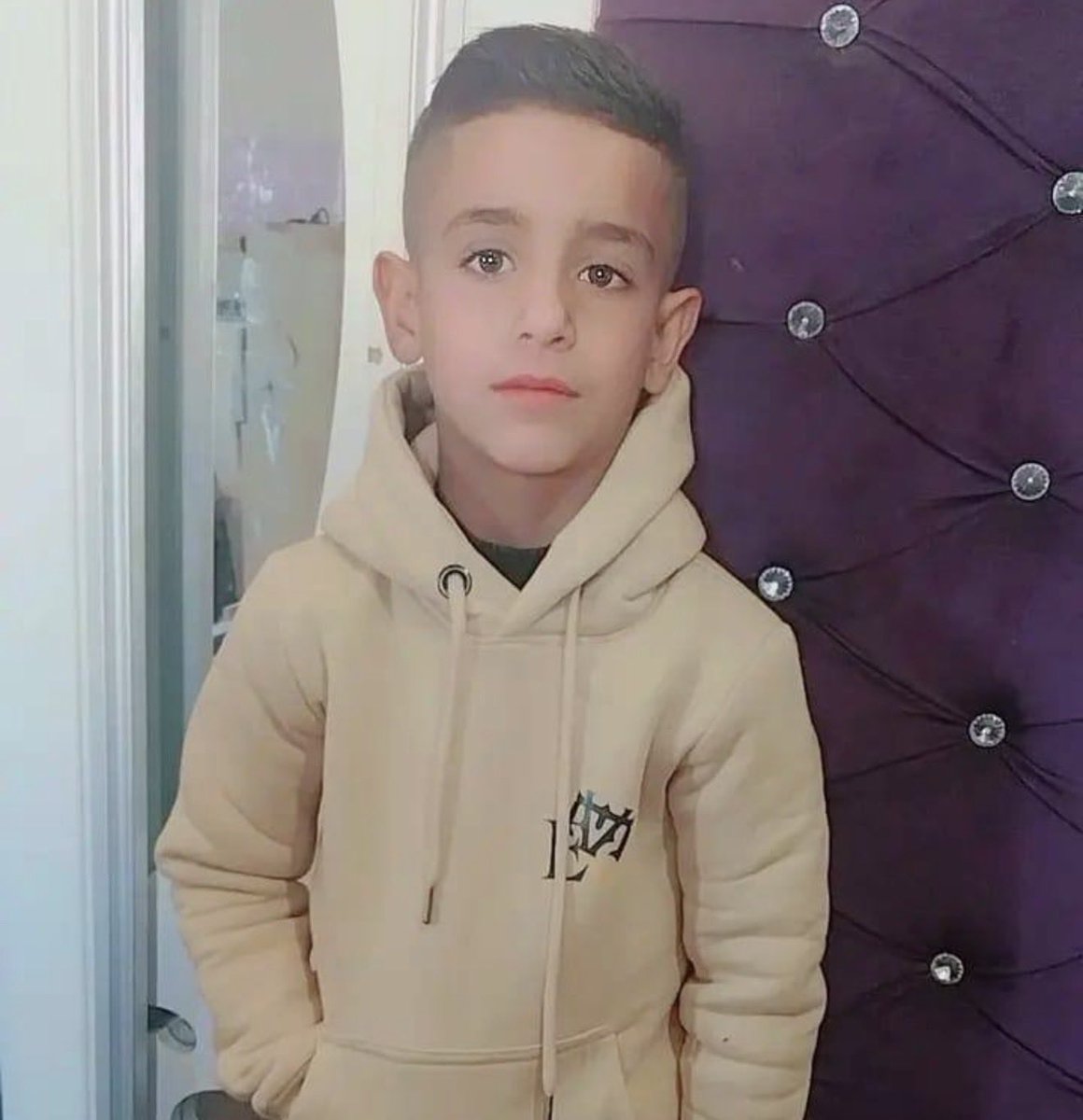 ImpactMediaFR's tweet image. 🚨🇮🇱🇵🇸 ALERTE INFO !
ISRAËL VIENT DE TUER MOHAMMED AL-HALLAQ, UN ENFANT DE 11 ANS !!!!
Des soldats israéliens ont OUVERT LE FEU SUR UN GROUPE D’ENFANTS QUI JOUAIENT AU FOOTBALL dans la cour d’une école du village d’Al-Rihiya, au sud d’Hébron, en Cisjordanie occupée.
(Wafa /…