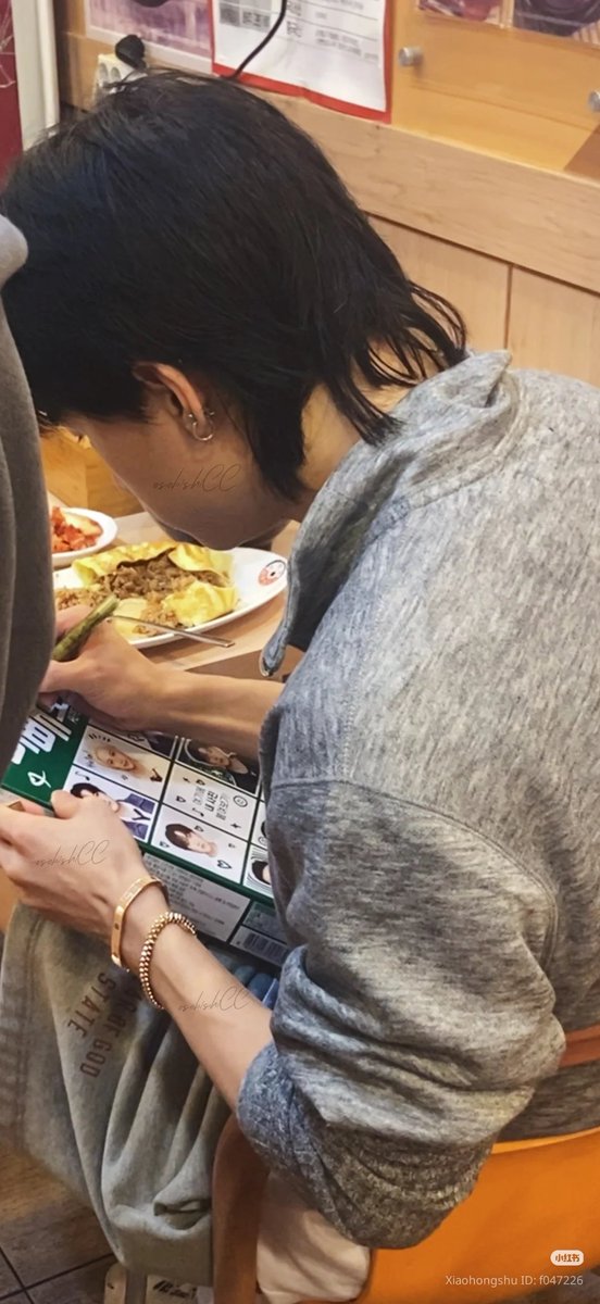 bbokseungah's tweet image. a stay met hyunjin at a kimbap restaurant near jyp 🥹 the interaction is so sweet hyunjin actually initiated it 😭

op said she was taking pics of the signatures on the wall and turned around and suddenly saw a handsome guy and it turned out to be hyunjin!!!
he pointed at her bag…