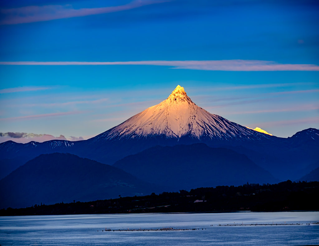 BasbusJose's tweet image. Volcán Puntiagudo capturado con el último rayo de luz previo a la puesta de sol, un día de otoño en el sur de Chile (mirador, comuna de Entre Lagos, Región de Los Lagos).