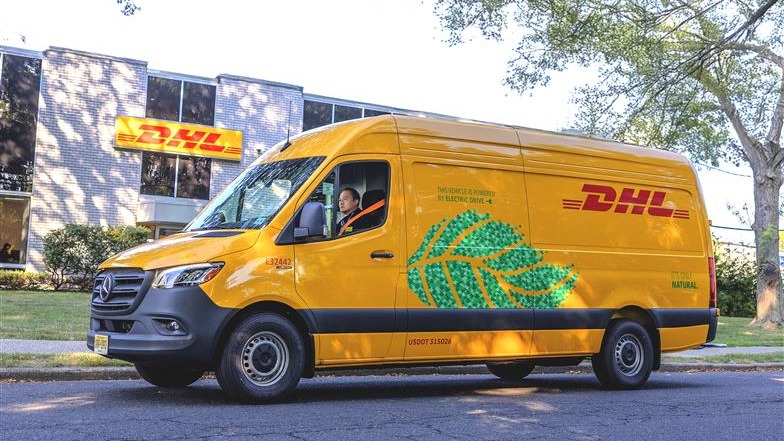 DHLUS's tweet image. We’re excited to announce the upcoming deployment of 45 all-electric, zero-emission Mercedes-Benz eSprinter vans, the first of these vehicles to join our U.S. fleet.
Learn more about the eSprinter and its role in supporting our Sustainability Roadmap here ➡️…