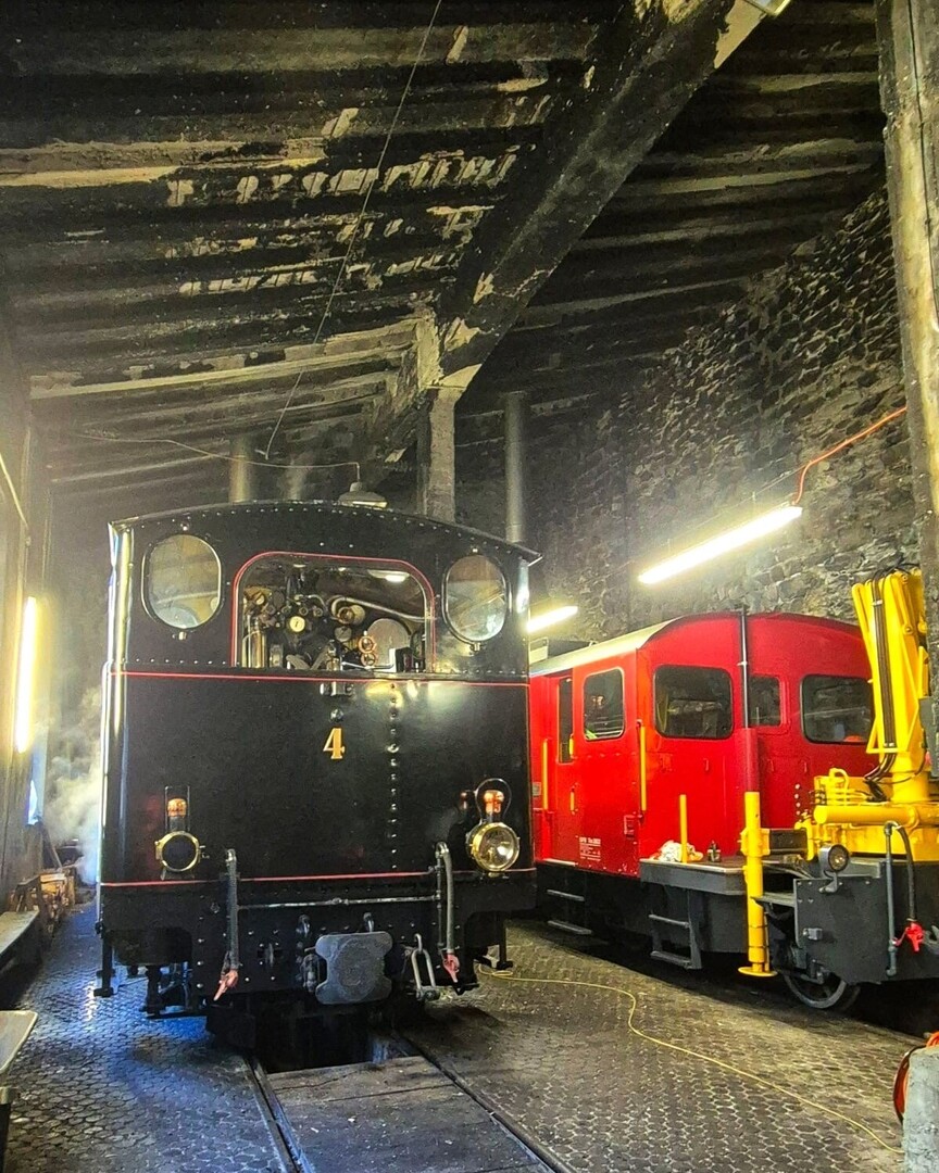 🚂🚂 BAUZUG MIT DAMPF 🚂🚂

Nachdem die diesjährige Miete der MGB-Diesellokomotive beendet ist, werden für die aktuell laufenden Baueinsätze neben der eigenen Dieseltraktion auch die Dampflokomotive HG 3/4 Nr. 4 eingesetzt. 

📸 Erik Fornallaz / Martin F… instagr.am/p/DP39g4PjAOn/