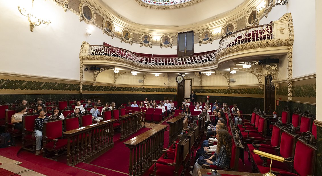 Alumnos de los IES madrileños Europa y San Mateo participaron ayer en el "I Certamen de píldoras informativas" con motivo de la Semana Cajal que celebra la RANME. La académica de número María Trinidad Herrero fue la organizadora de esta brillante y estimulante iniciativa.