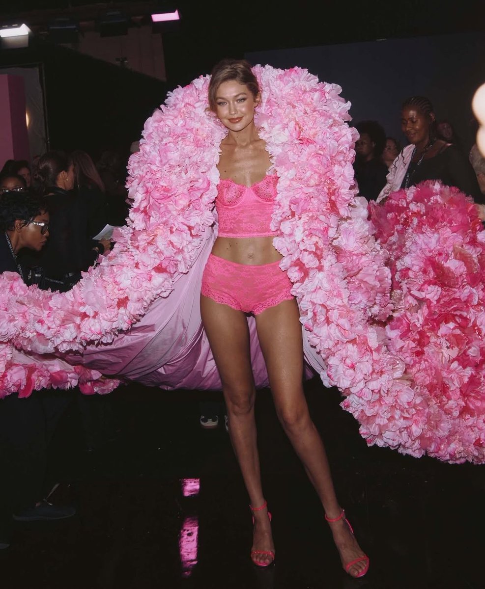 scorpiomuse's tweet photo. Backstage at the vsfs25 🪽 https://t.co/lsjXW3VHvQ