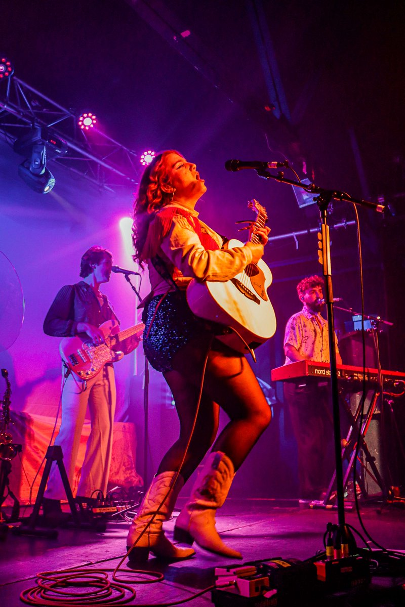 O2AcademyOxford's tweet photo. The @MercuryPrize awards are tonight so we're throwing it back to when nominees @wolfalicemusic (13.05.14) and @cmatbaby (26.11.22) had shows here at #O2AcademyOxford π«Ά
πΈ Joseph Baker - #CMAT
πΈ Chris Blizzard - #WolfAlice https://t.co/mCXr6lkZEO