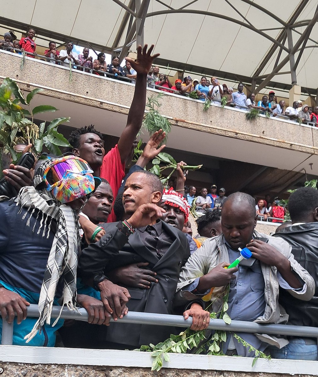 Swali bado ni moja. 
Babu Owino interacting with mourners while others running for safety!! Kwani What’s the secret?