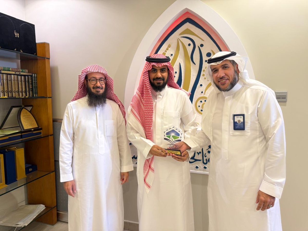 في إطار تعزيز التعاون الحضاري
زار الأستاذ محمد المشاري، المدير التنفيذي لجمعية طريق الحرير للتواصل الحضاري، جمعية آفاق المعرفة للتواصل الحضاري.

تم خلال الزيارة بحث فرص التعاون في المجالات التعليمية والتأهيلية لجاليات شرق آسيا، وتقديم درع تذكاري تقديرًا لجهود الجمعية في خدمة