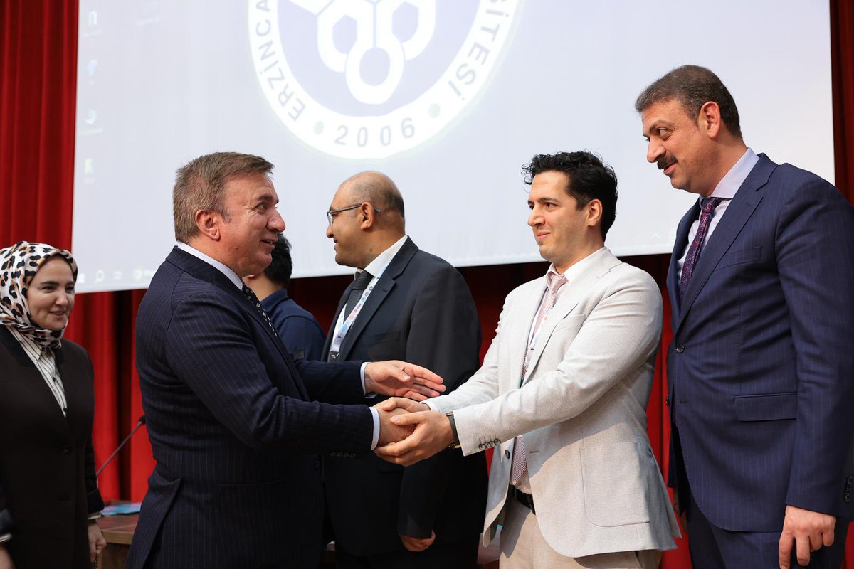 Valimiz Sn. Hamza Aydoğdu, Eşi Sn. Emine Aydoğdu, ilimiz Milletvekili Sn. Süleyman Karaman, Erzincan Belediye Başkanı Sn. Bekir Aksun, Vakıflar Genel Müdürü Sn. Sinan Aksu, EBYÜ Rektörü Prof.Dr. Sn. Akın Levent ve eşi ve ilimiz protokolüyle birlikte Uluslararası Anadolu’nun