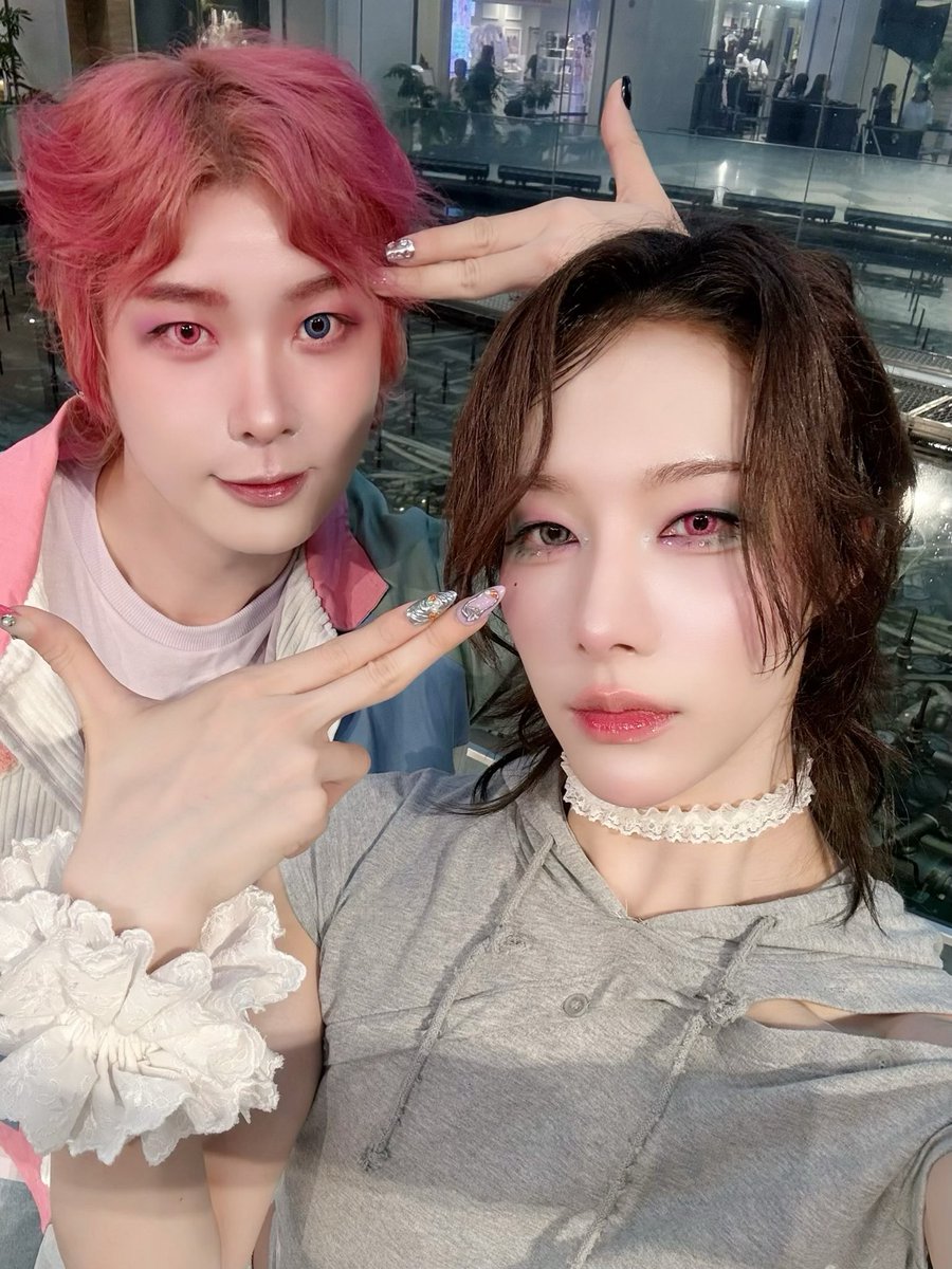 Kazueeee's tweet photo. Iconic 🔫meme pose with Rui @XLOV_official #xlov #evol #액스러브 https://t.co/IMOo9p9Tz6